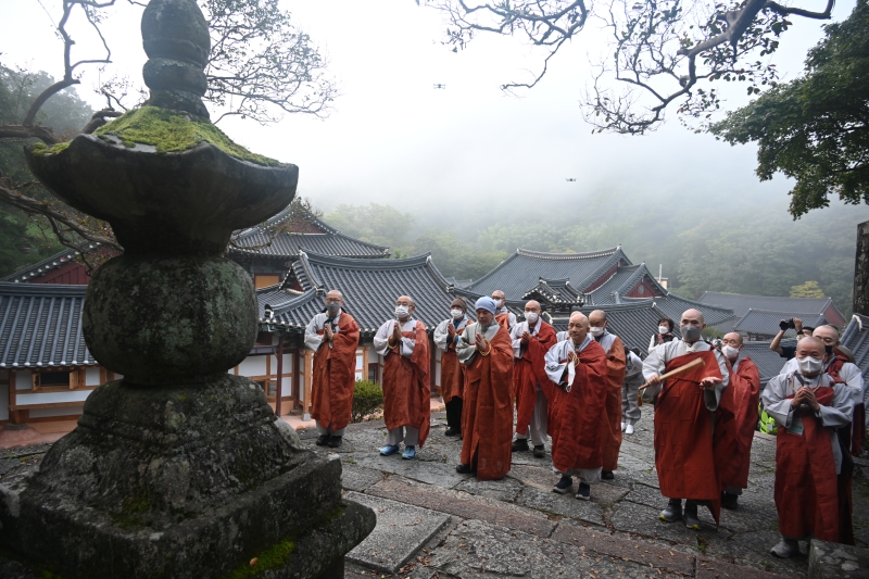 DSC_6870 승보종찰 송광사를 참배하는 순례대중(불일보조국사감로탑)